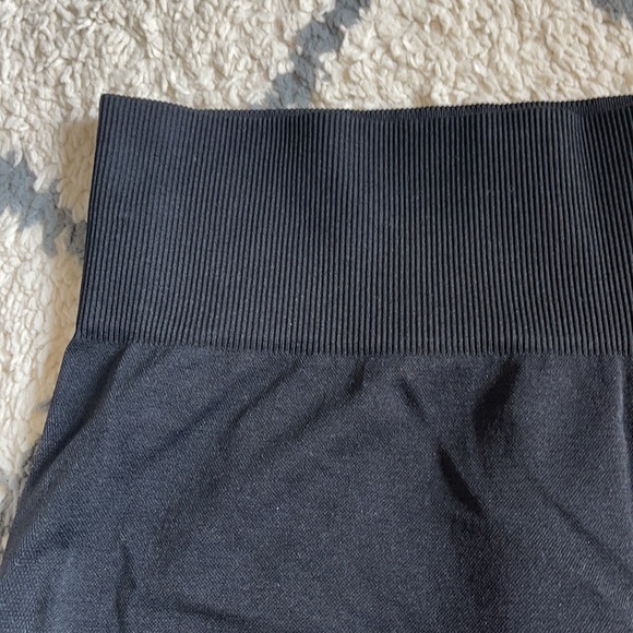 SOLD TWO pairs of VS Sport seamless leggings - Picture 5 of 5